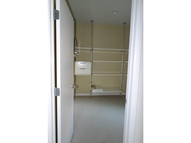 Building Photo - Modern Townhome Style Tri-level 2-BR, 2.5B...