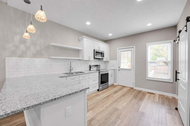 Building Photo - 695 Reinhard Ave