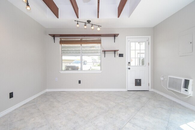 Building Photo - 1006 White Sands Rd