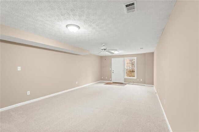 Building Photo - 16 Valleyside Dr