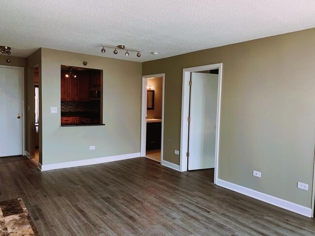 Building Photo - 111 W Maple St