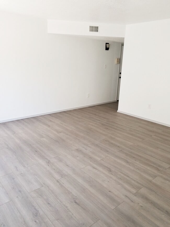 Building Photo - Beautiful 3 bedroom 2 bath in SW