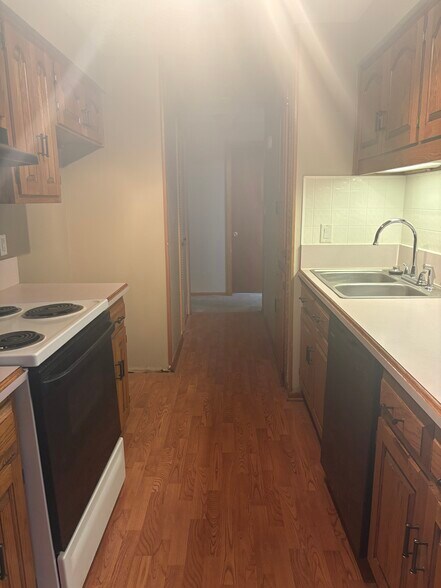 Kitchen - 916 Hile Ln