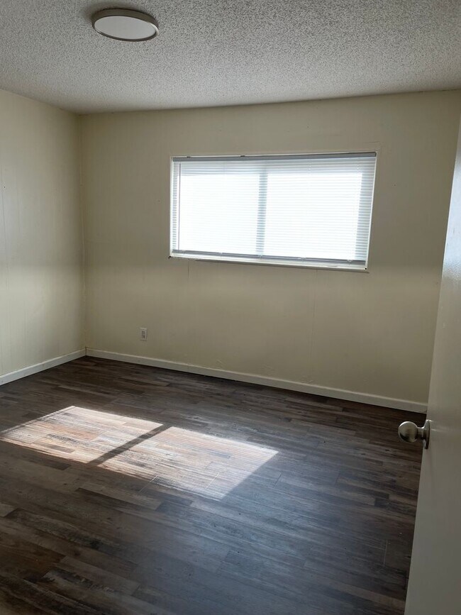 Building Photo - R539- 547 Mary Street