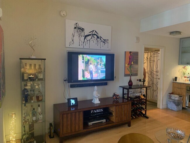 Building Photo - Gorgeous Condo in East Village!