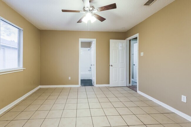 Building Photo - 2215 Hazyknoll Ln