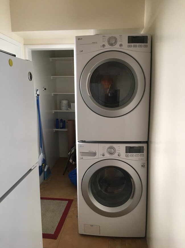 Washer/Dryer - 818 Loma Dr