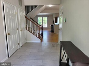 Building Photo - 10 Bridle Ct