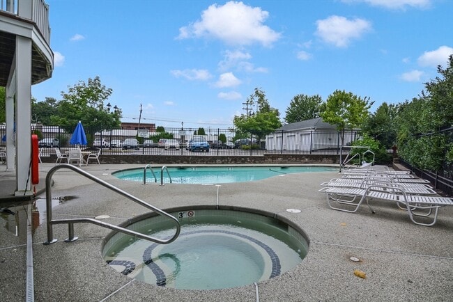 Building Photo - 614 Pond St