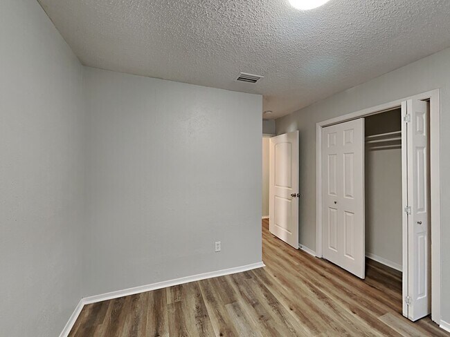 Building Photo - 2312 Suffolk Ln