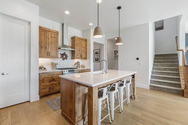 Building Photo - Beautiful 4 bed 2.5 bath home
