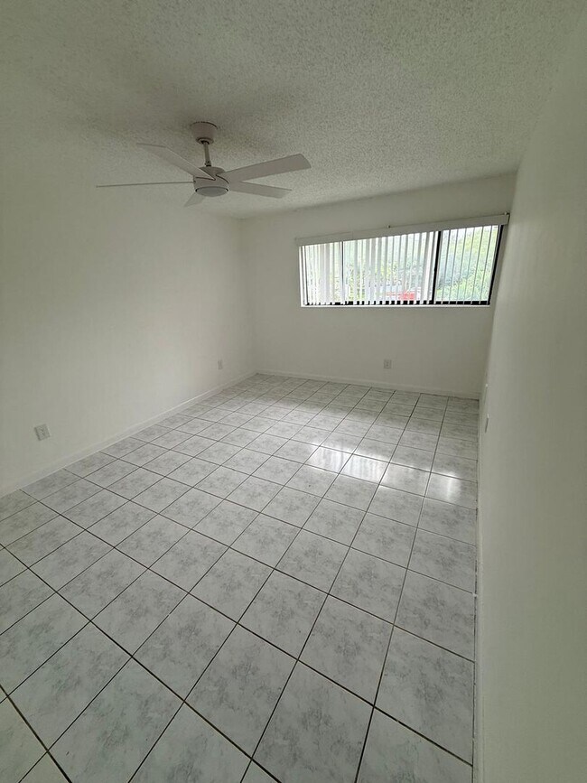 Building Photo - Beautiful Garden Apartment, Move in Condition