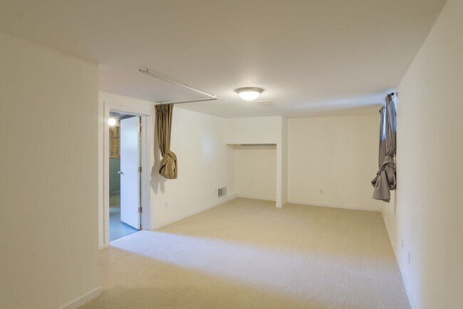 Building Photo - 2bd/1.75ba Seattle House