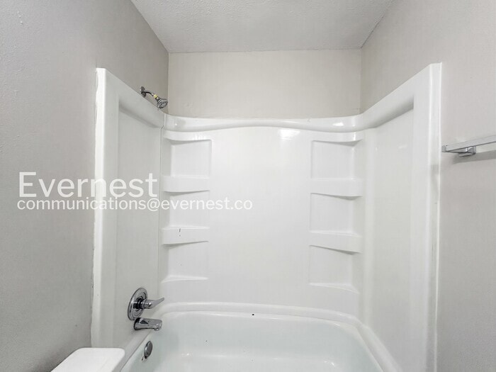 Building Photo - 8044 Oakbrook Dr