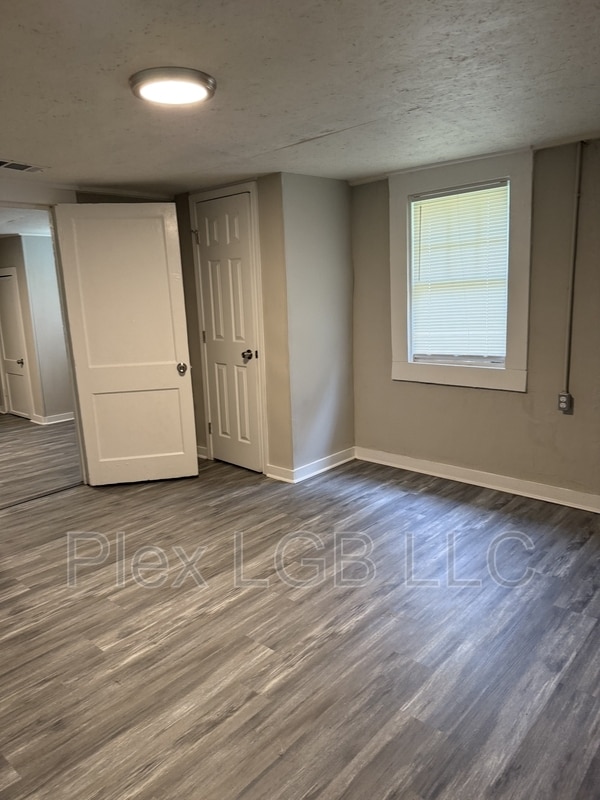 Building Photo - 622 Smoot St