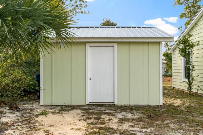 Building Photo - 1020 E 14th St