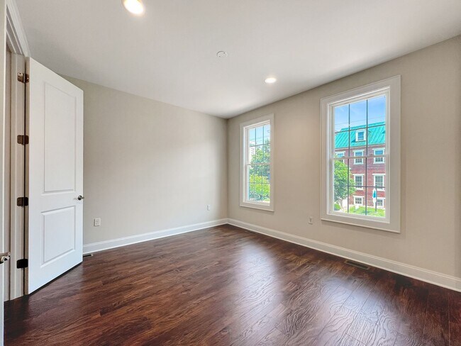 Building Photo - Stunning Luxury Townhome with Elevator in ...