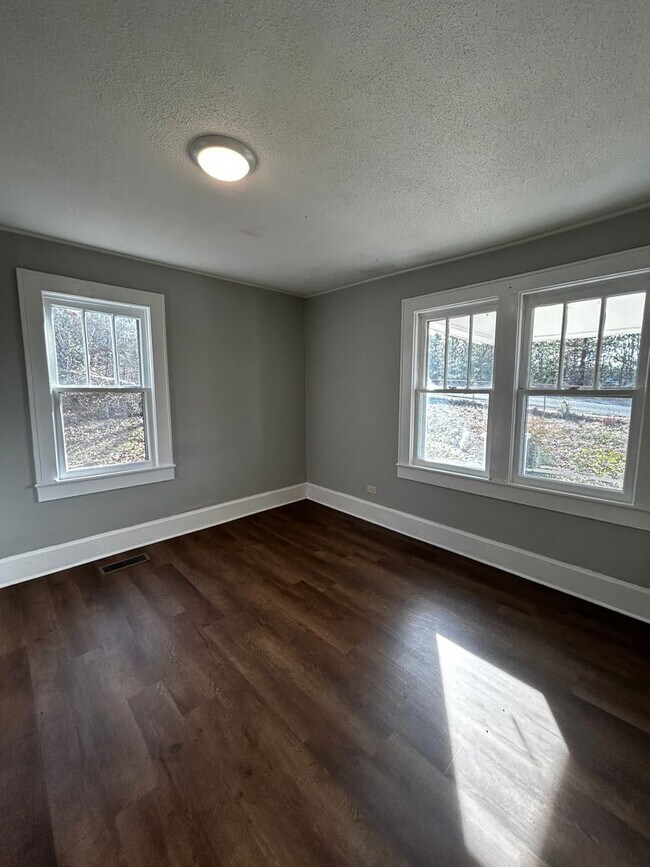 Building Photo - Seconds from Battlefield PKWY - 1 bed, 1 bath, newly renovated home!