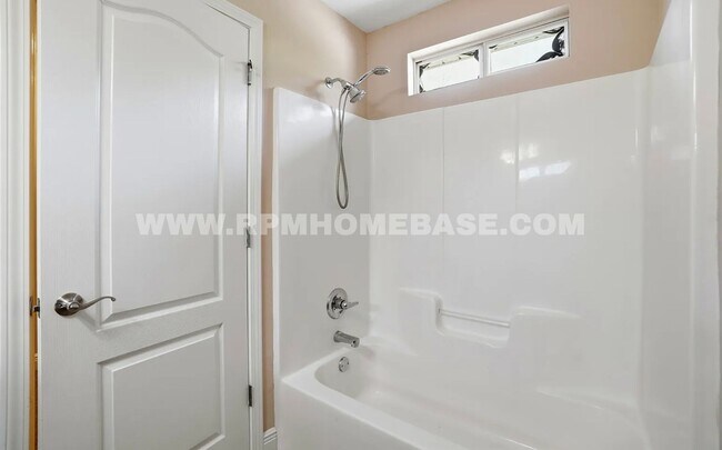 Building Photo - Contemporary 3 Bed 3 Bath Townhome Just 4 Miles from Navarre Beach