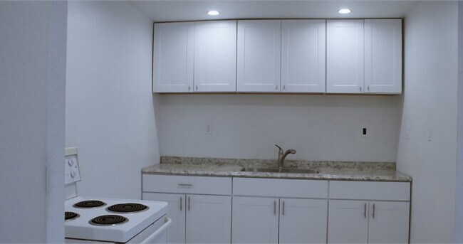 Kitchen - 312 Maxine Ave