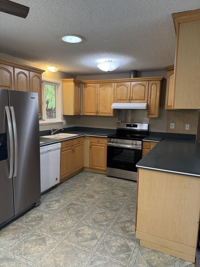 Building Photo - Beautiful 4 Bed 2.5 Bath home in Tacoma