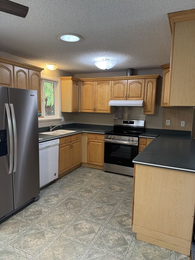 Building Photo - Beautiful 5 Bed 2 & 3/4 Bath home in Tacoma