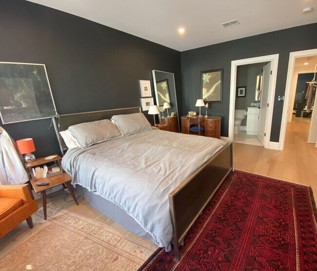 Building Photo - 163 Leyden St