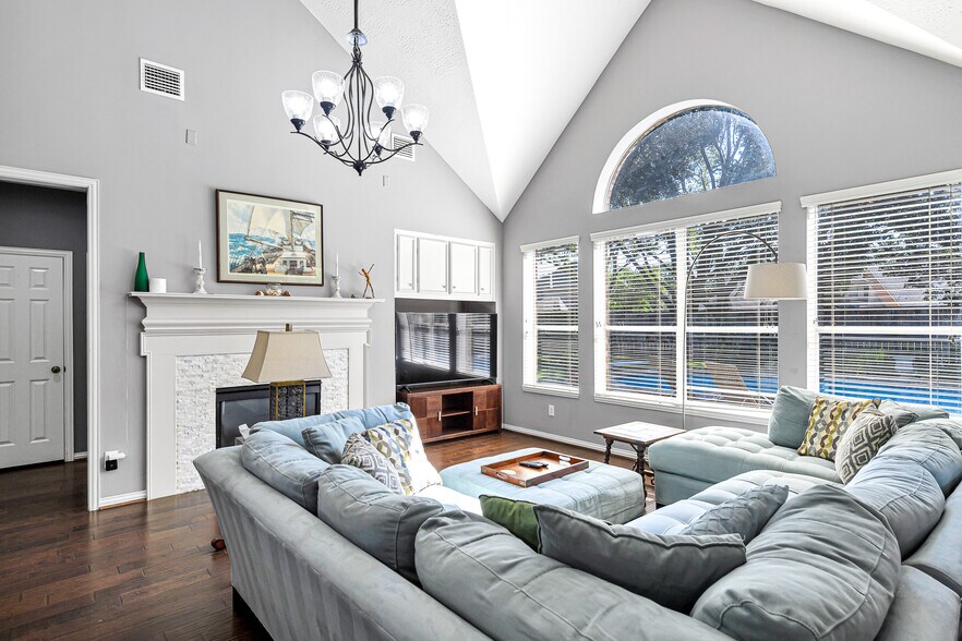 Building Photo - 3719 Kingsburg Ct
