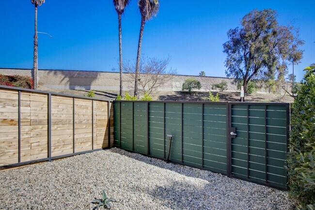 Building Photo - 837 N Kingsley Dr