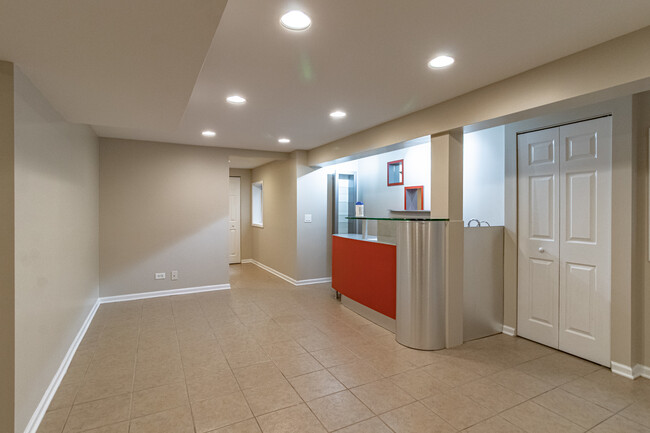 Building Photo - 690 Greenview Ln