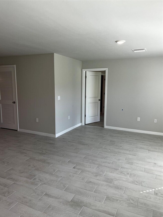 Building Photo - 2807 34th St W