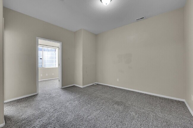 Building Photo - $1,750.00, 4 bed, 3 bath, located in Color...