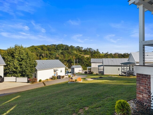 Building Photo - 1925 Lakeshore Dr