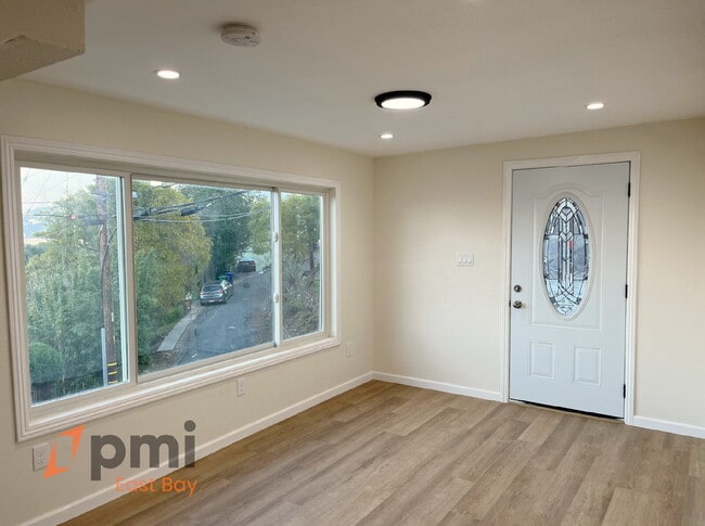Building Photo - Captivating 3br / 1ba Apartment with Stunning Carquinez Bridge Views