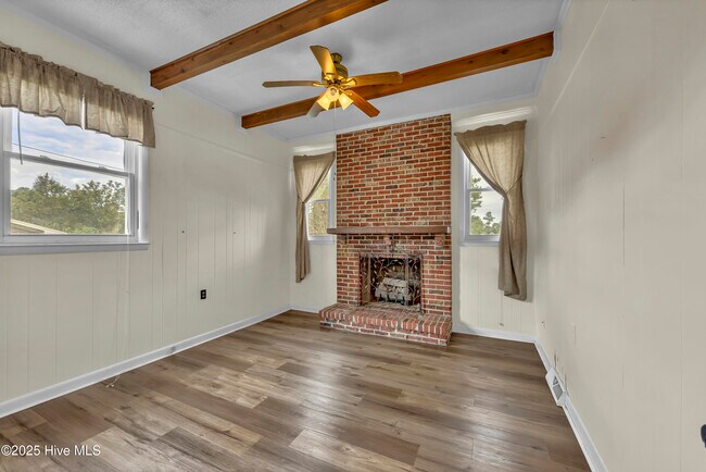 Building Photo - 313 Monterey Dr