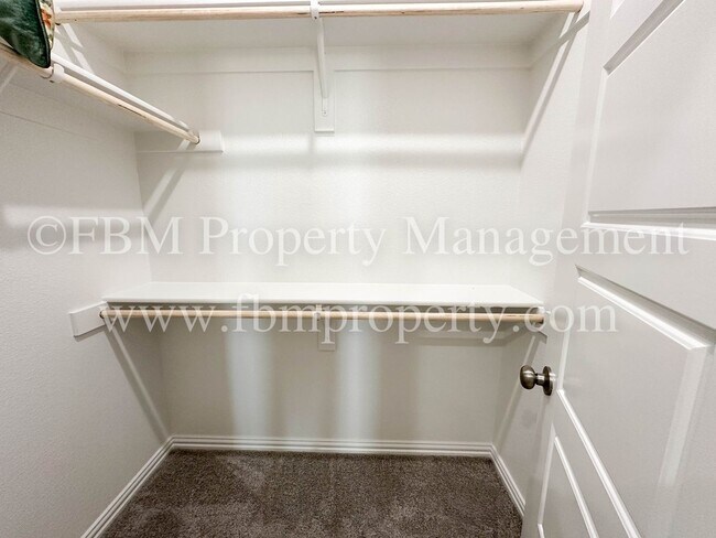 Building Photo - 2117 Luna Dr