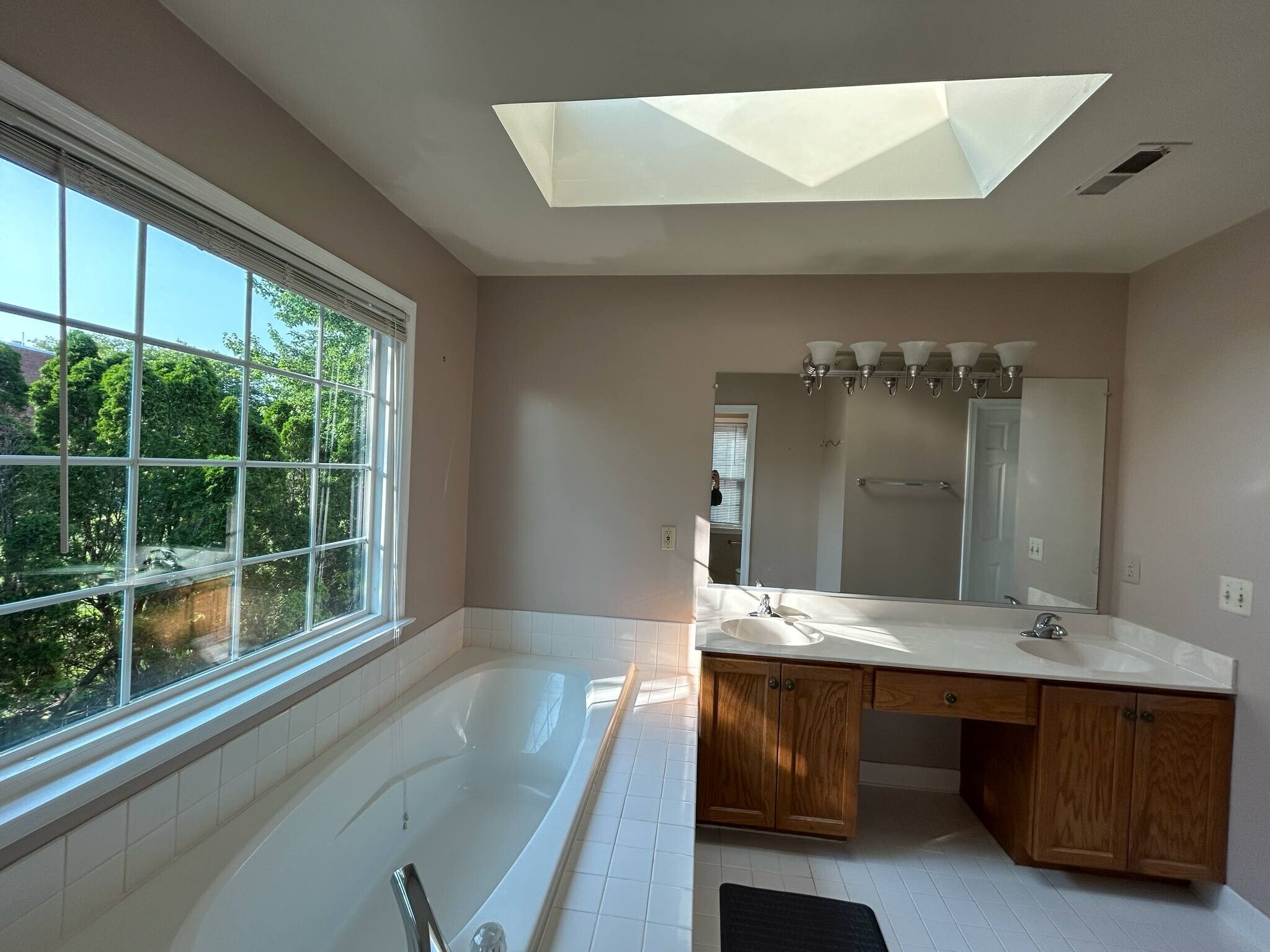 Building Photo - 5556 Village Center Dr