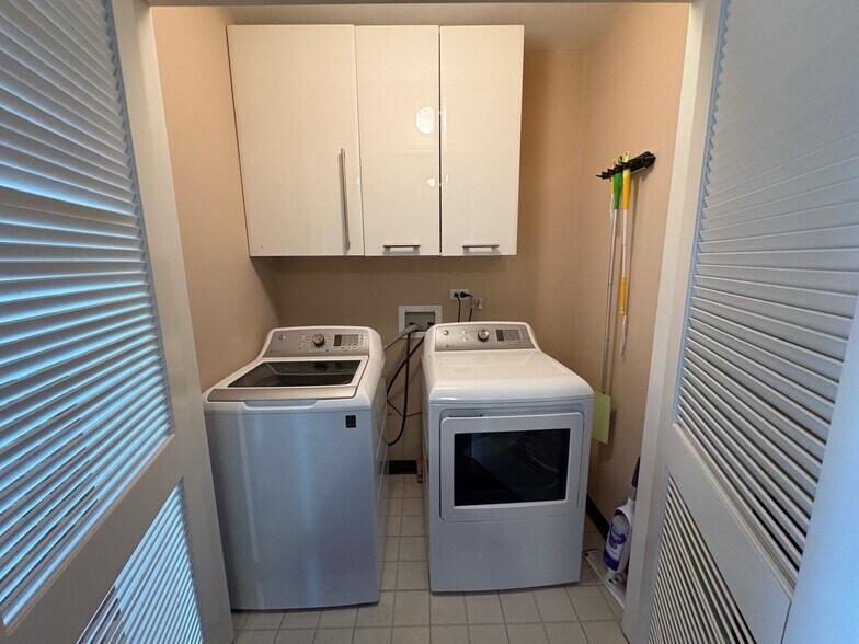 Building Photo - 420 E Waterside Dr