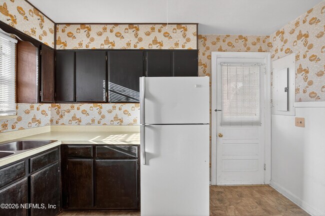 Building Photo - 345 E 44th St