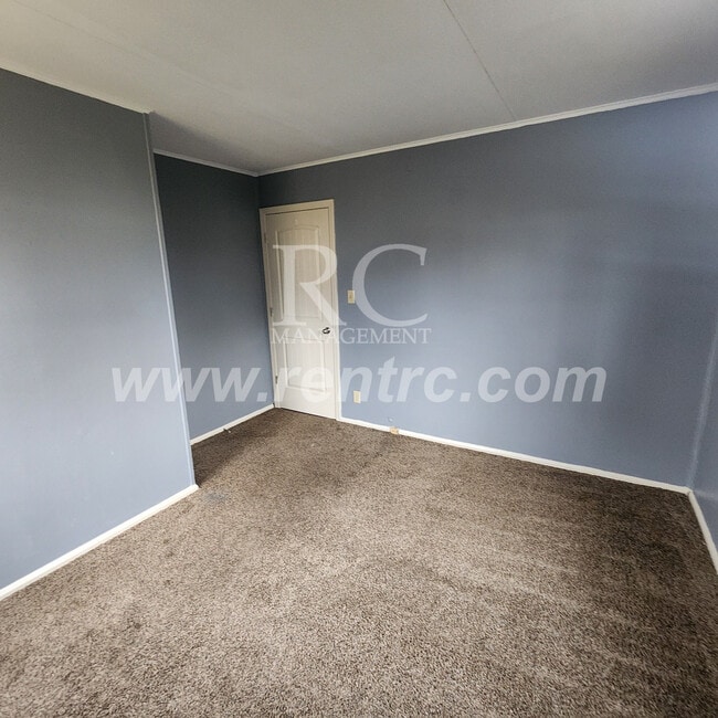 Building Photo - 210 Lindenwood-
