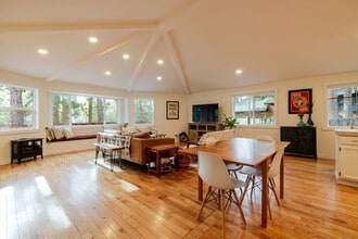 Building Photo - 3BR Furnished NW Bend Home
