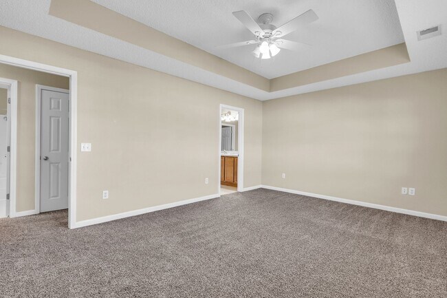 Building Photo - Charming 3-Bed Townhome in Prime Richmond Hill Location!