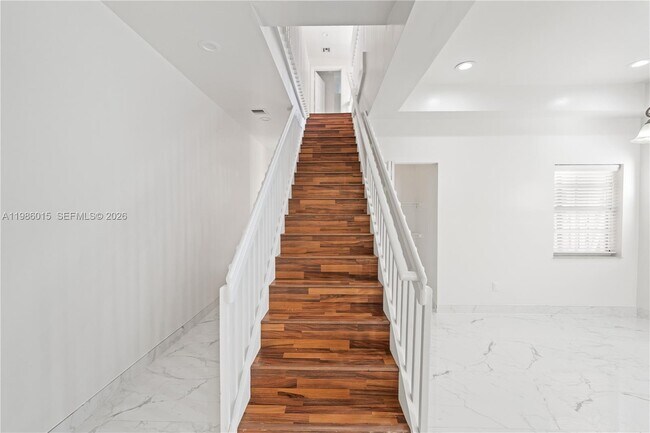 Building Photo - 819 SW 7th Ave