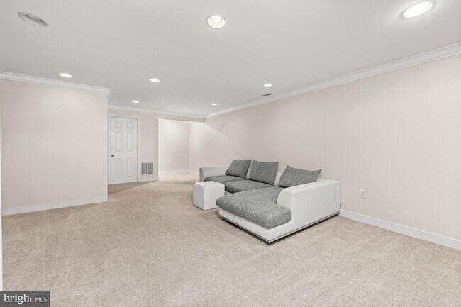 Building Photo - 211 W Hill St