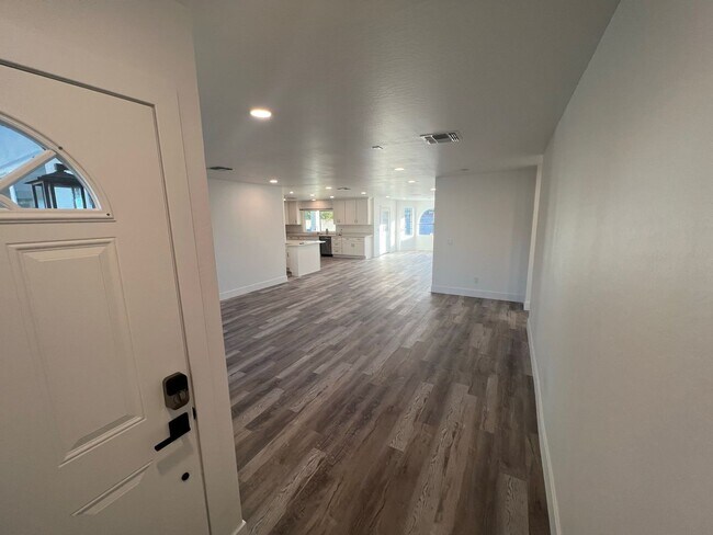 Building Photo - Remodeled 4 Bed/2 Bath in great ASU neighborhood