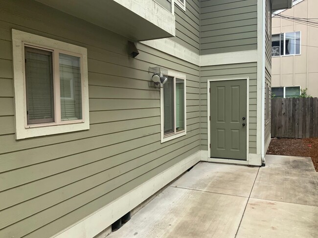 Building Photo - 5 Bedroom Duplex in University Area