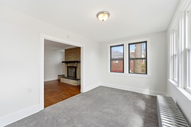 Building Photo - Beautiful, Newly Updated 3 Bedroom/1.5 Bath on quiet street near Pittsburgh's North side. AVAILAB...