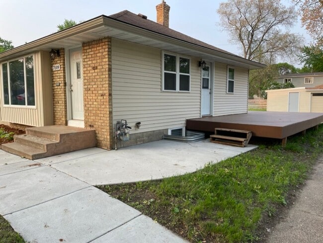 Building Photo - Updated, Modern, 4 Bed, 2 Bath, 3+Car Garage