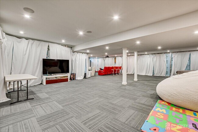 Building Photo - 3979 Park Ave