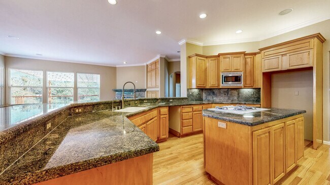Building Photo - Gorgeous Home with private yards, large de...